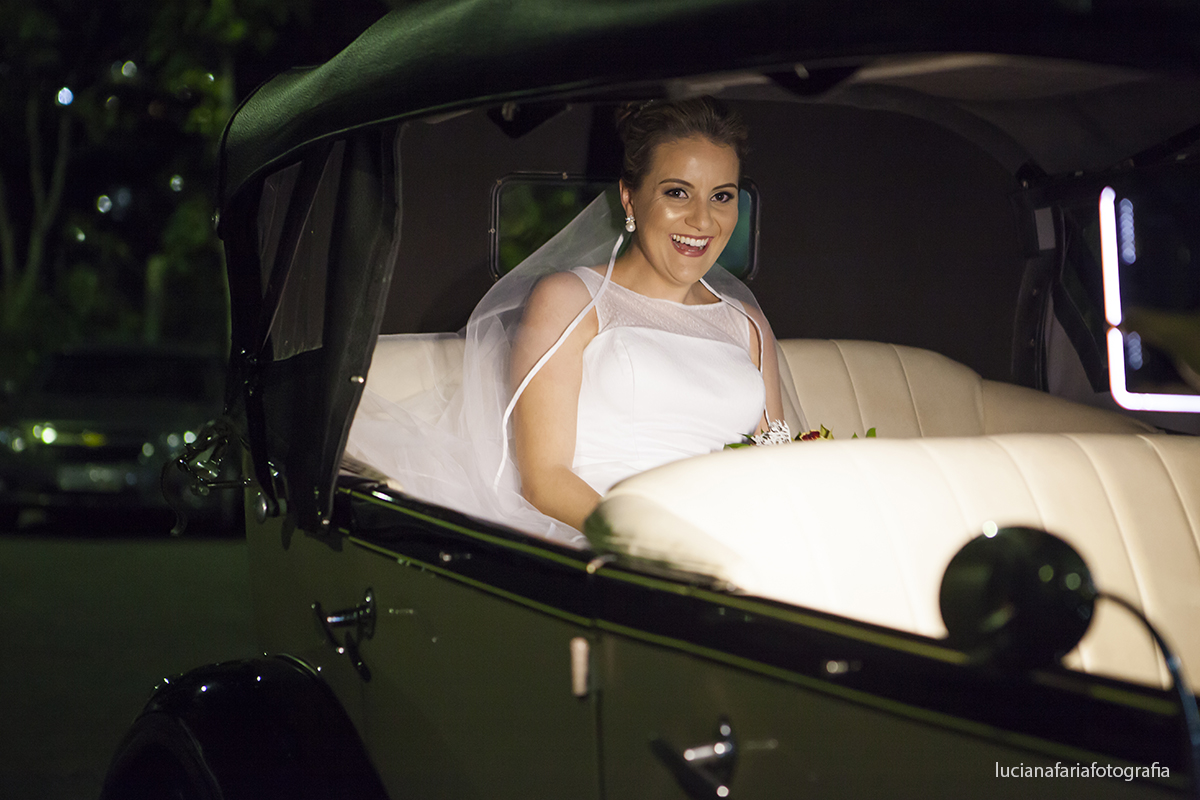 momento da noiva no carro esperando o noivo entrar na igreja com fotografias de Luciana Faria em poços de Caldas MG