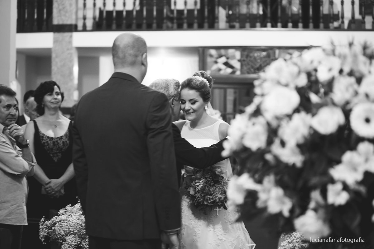 momento emocionante da noiva se despedindo do seu pai ao encontrar seu noivo no corredor da igreja fotografado por Luciana Faria no Santuário Nossa Senhora de Fátima