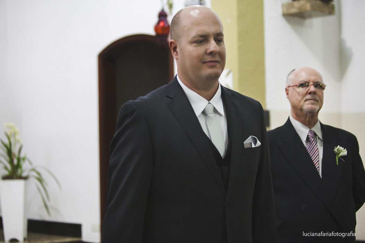 noivo esperando a noiva no altar