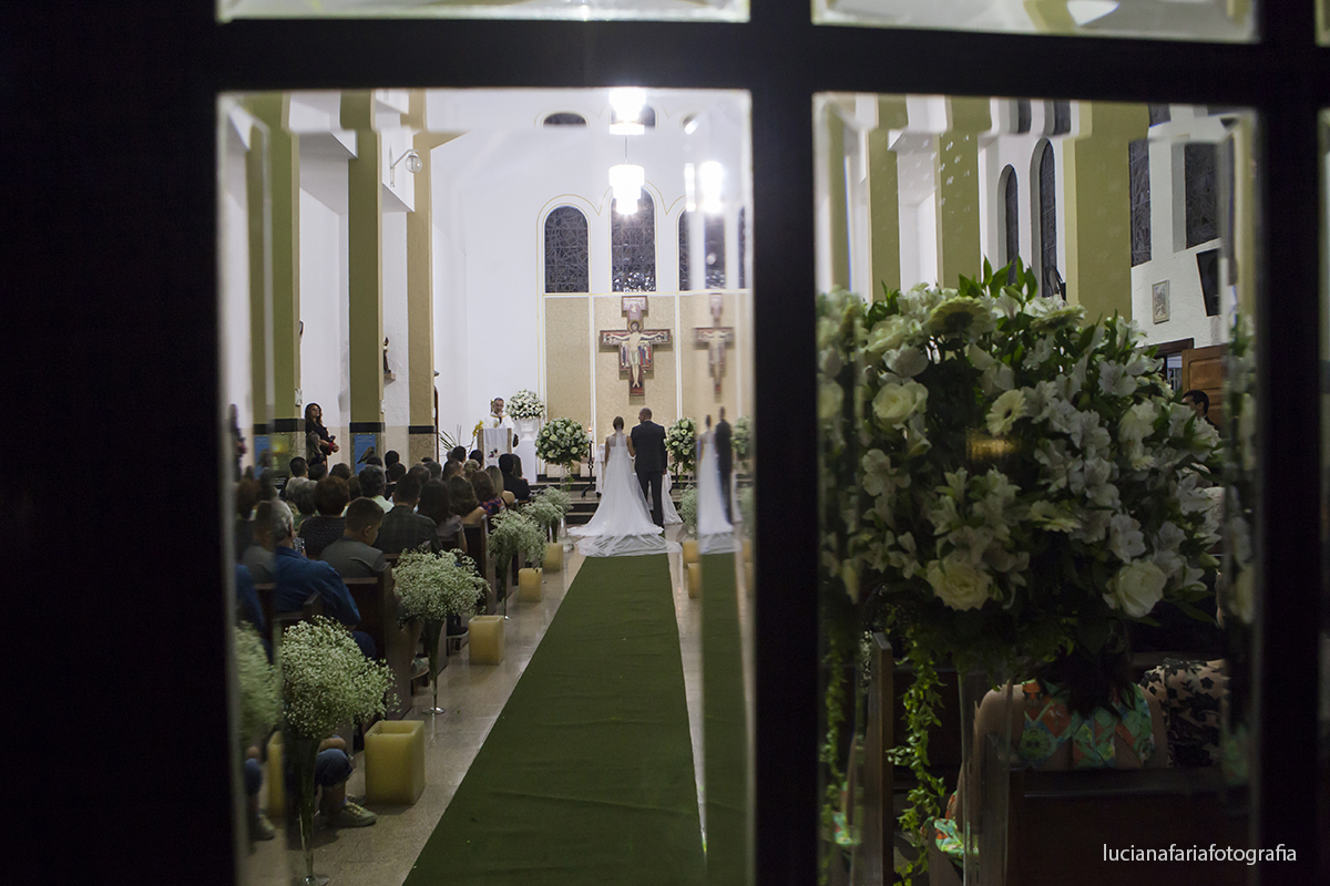 fotografia da decoração da igreja com os noivos de costas