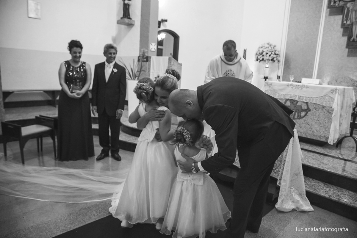 daminhas com aliança entrada das alianças em momento emocionante dos noivos em fotografia