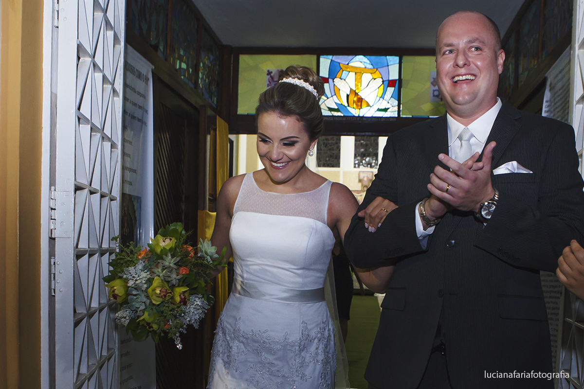 noivos felizes saindo da igreja depois do sim no dia do seu casamento