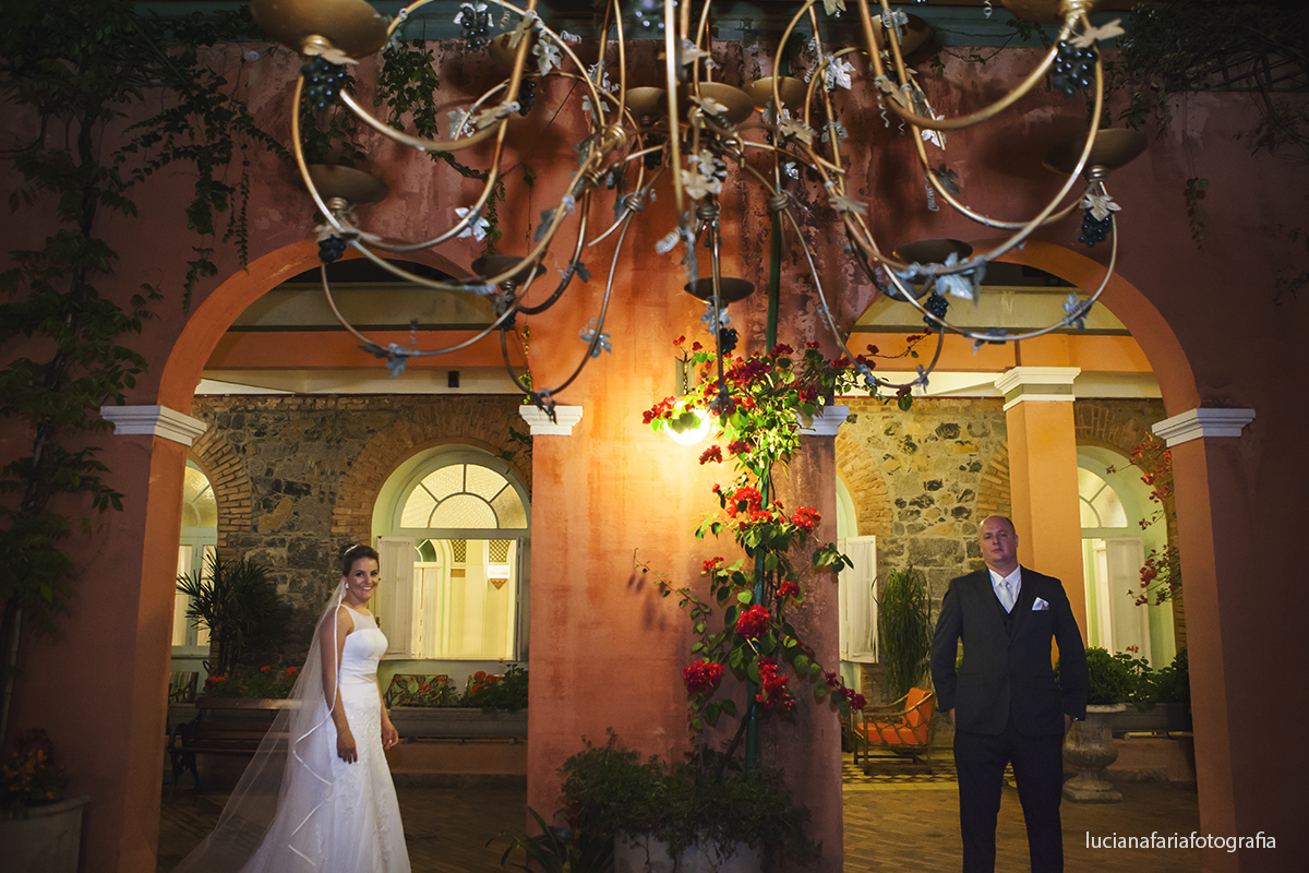 retrato dos noivos no jardim toscano fotografias de Luciana Faria fotógrafa de casamento em Poços de Caldas MG antes da festa