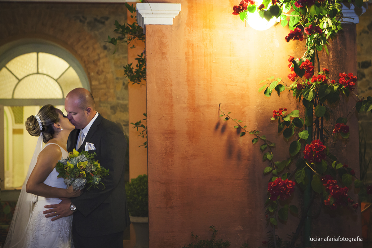 beijo dos noivos num lindo jardim de inverno fotografia do casamento para o álbum