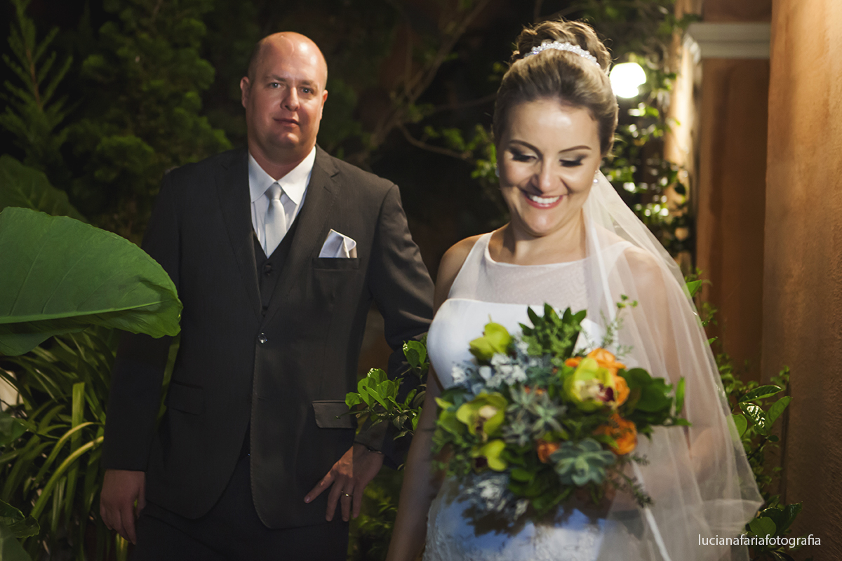 lindo buque da noiva em retrato do casal no jardim em Poços de Caldas MG feito pela fotógrafa de casamento Luciana Faria fotografia