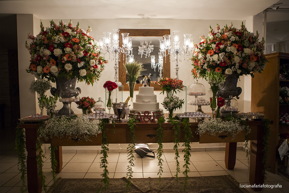 fotos da mesa do bolo decoração vermelha e laranja bolo maravilhoso com iniciais do nome dos noivos em mdf