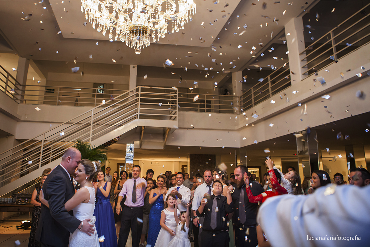 fotografia da festa com dança dos noivos chuva de prata na chegada da festa no buffe