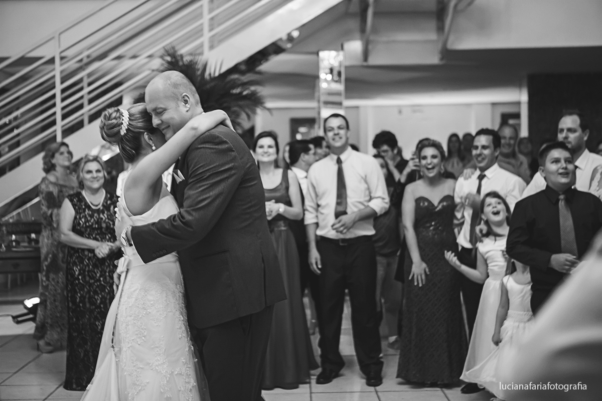 dança dos noivo na chegada da festa noiva e noivo dançando em momento romântico na festa