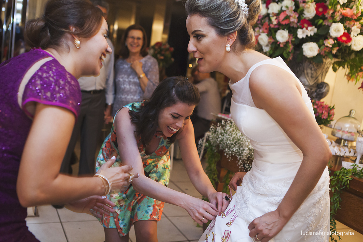 nome no vestido da noiva amiga da noiva medalhinha de santo antônio no vestido da noiva