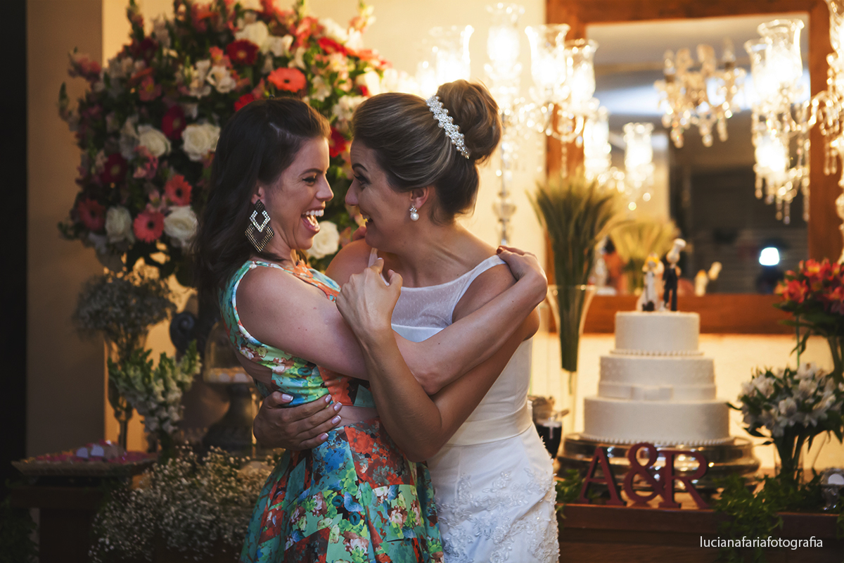 amiga da noiva em abraço sorridente e emocionado amiga casando em dia feliz