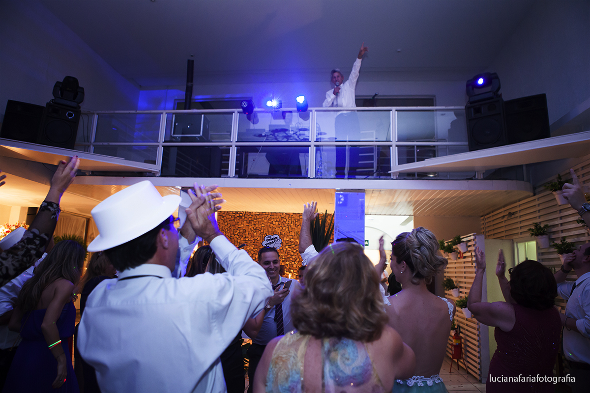 pai da noiva cantando moda de viola na festa do casamento palmas para a música fotografado por Luciana Faria