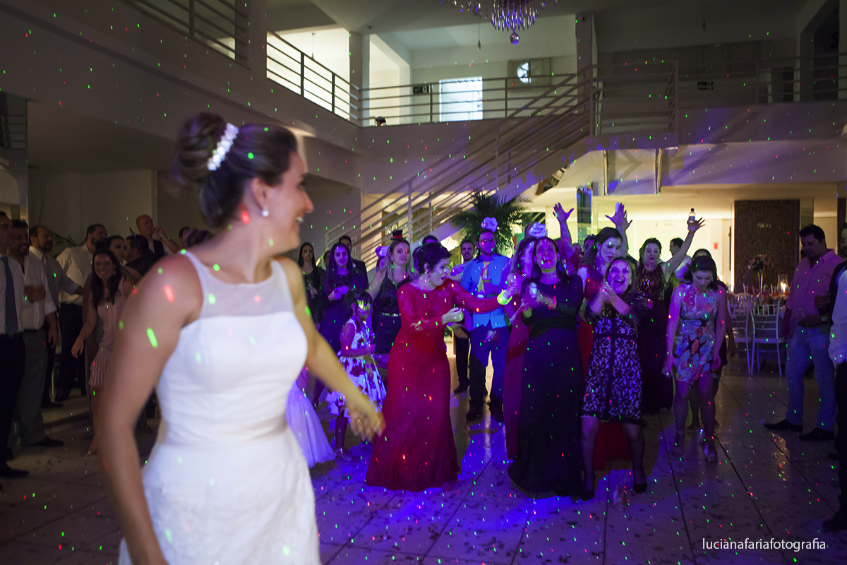 hora de jogar o buque amigas da noiva prontas para pegar o buque de santo antônio loucas para casar