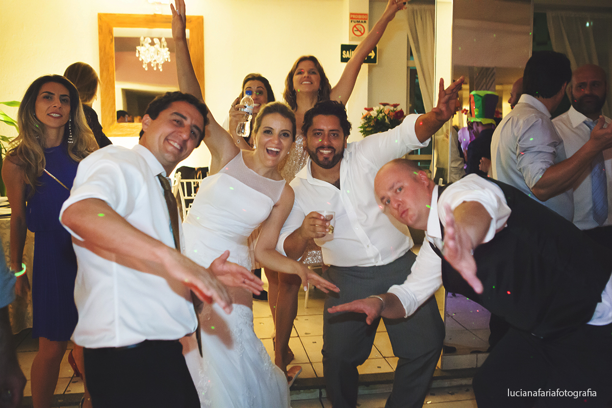 festa animada noivos com amigos em foto tirada na festa pela fotógrafa de casamento Luciana Faria em Poços de Caldas MG  no buffe Jefté