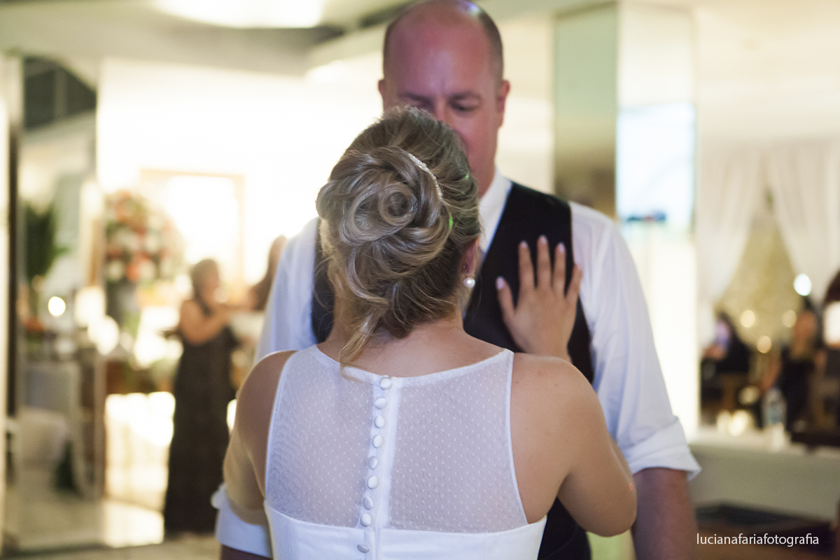 casal curtindo a festa do casamento recepção no buffe Jefté em Poços de Caldas MG