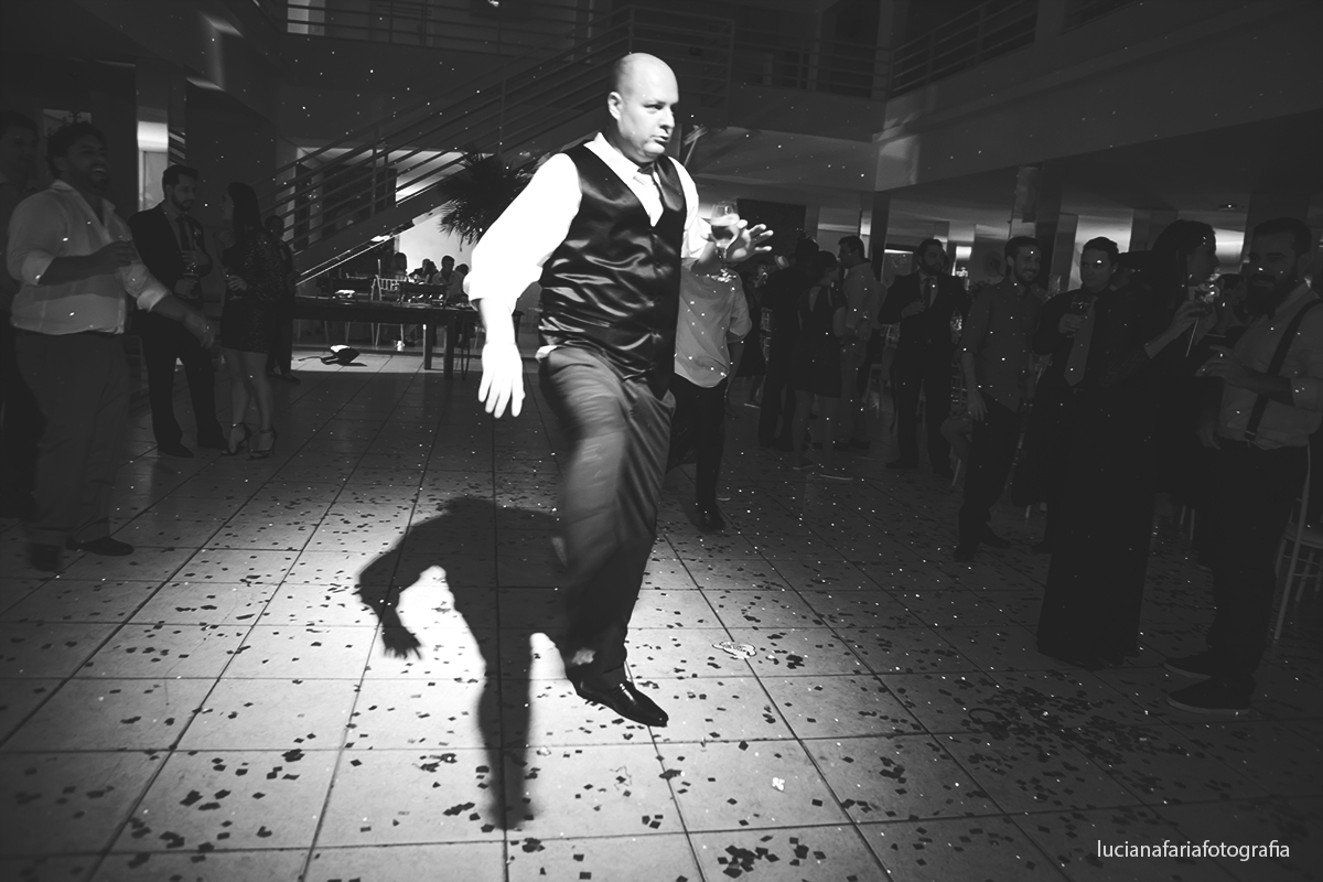 noivo dançando no meio da pista iluminada por leds fotografia preto e branco da festa