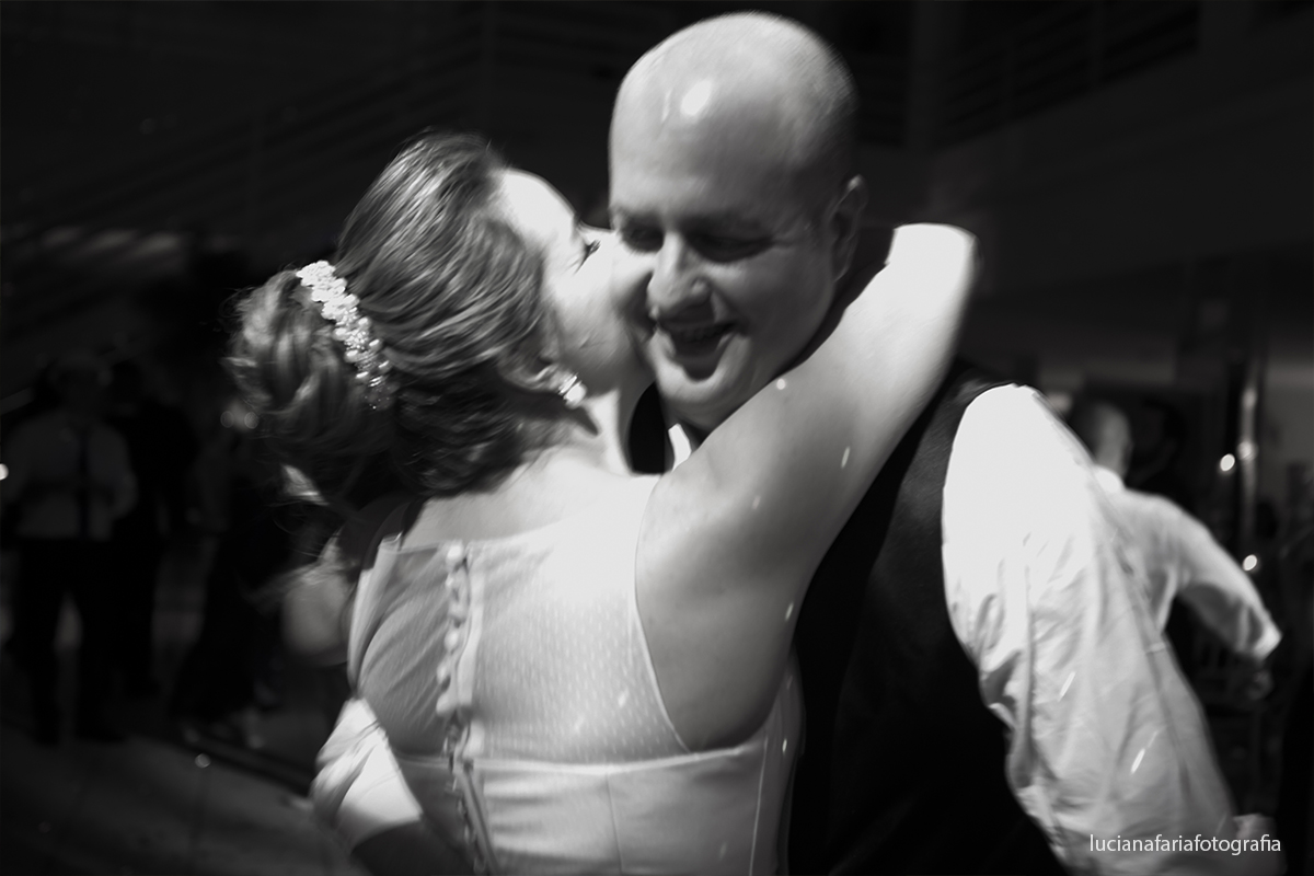 felicidade dos noivos na recepção do casamento no buffe em Poços de Caldas MG fotografia de casamento por Luciana Faria