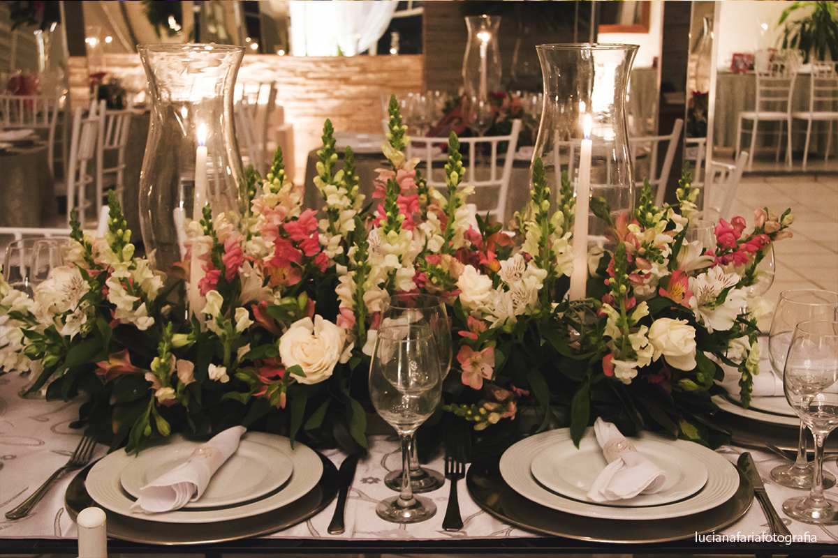detalhe da mesa dos noivos decorada com arranjo central iniciais dos noivos no guardanapo