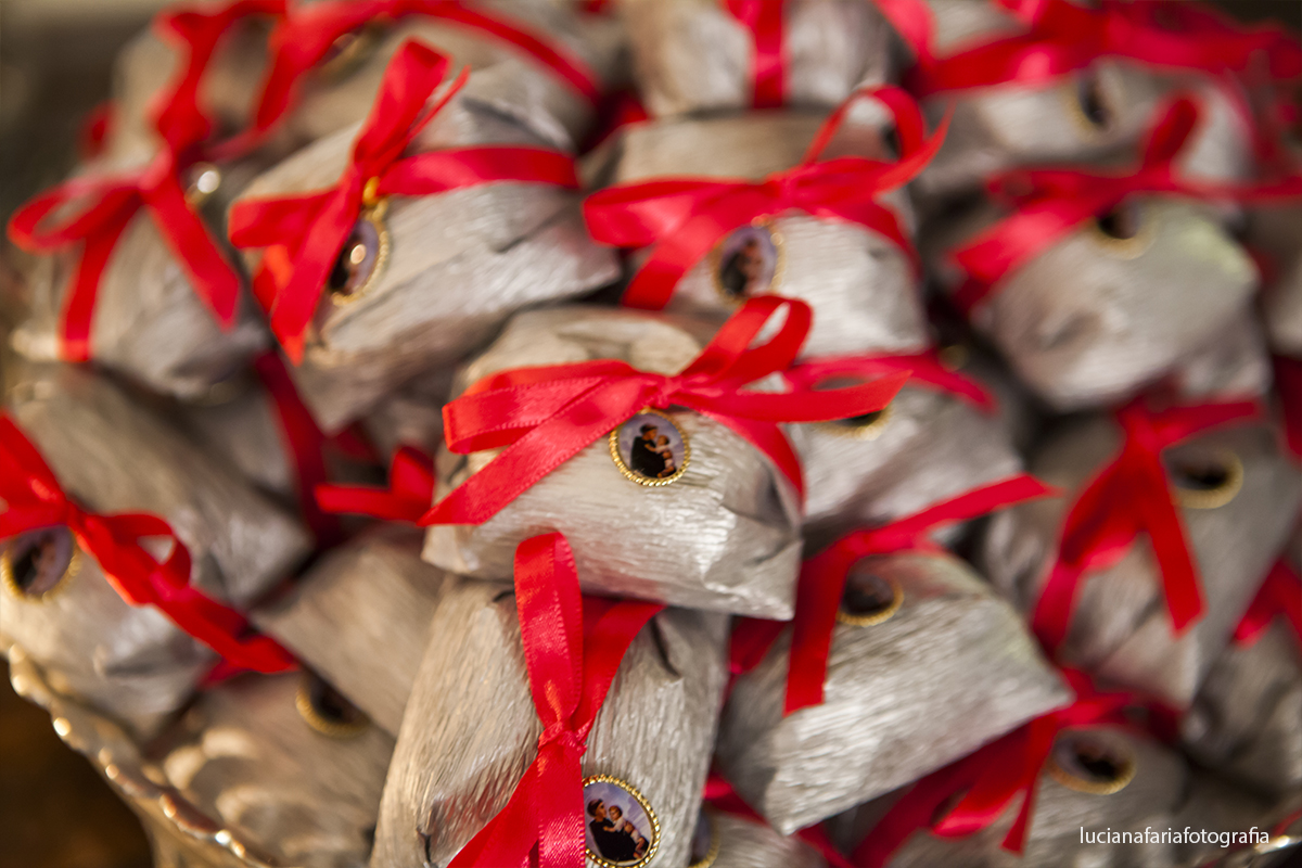 bem casados com fita vermelha medalha de santo antônio para dar sorte ao casamento