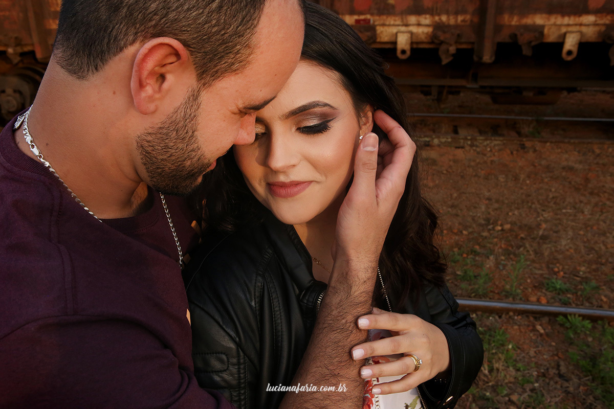 momento romântico dos namorados em lindas fotografias do casal feitas por luciana faria fotografa de poços de caldas ensaio aconteceu no dia dos namorados  