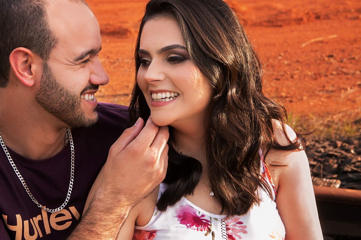 fotos descontraídas e espontâneas de casal com a fotógrafa luciana faria em poços de caldas a escolha do casal para fazer o ensaio fotográfico era de ser fotógrafa mulher  