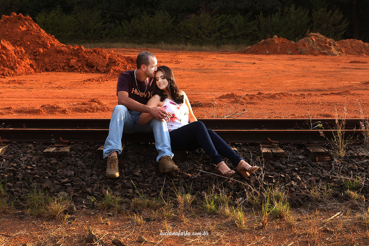 fotos de casal na linha do trem em poços de caldas para registrar um ano de casamento o casal escolheu de presente um ensaio fotográfico com luciana faria