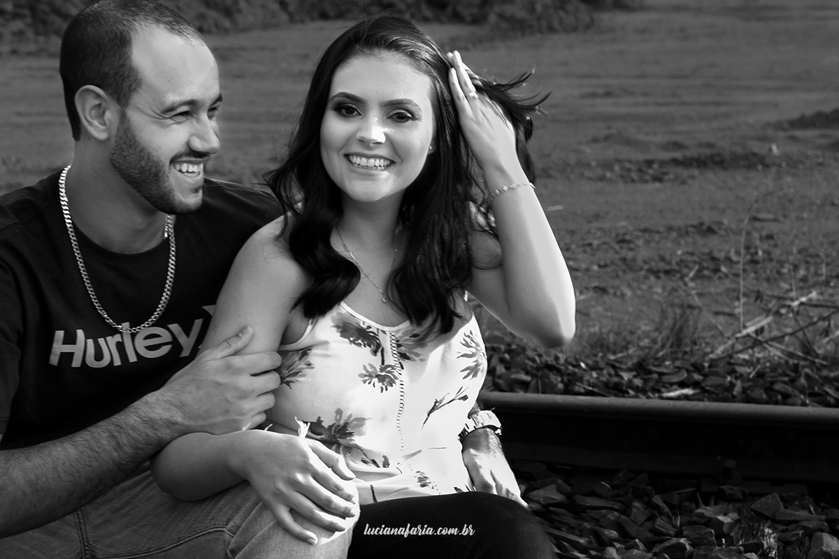 momento de descontração são registrados pelo fotógrafo que faz fotos de casal em poços de caldas mg 