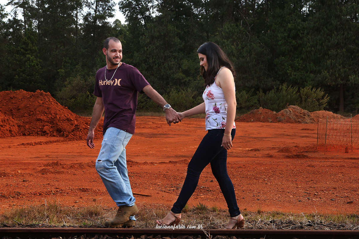 caminhando juntos casal posa para lindas fotografias em momento de descontração registrados com olhar atento pela fotógrafa de poços de caldas luciana faria 