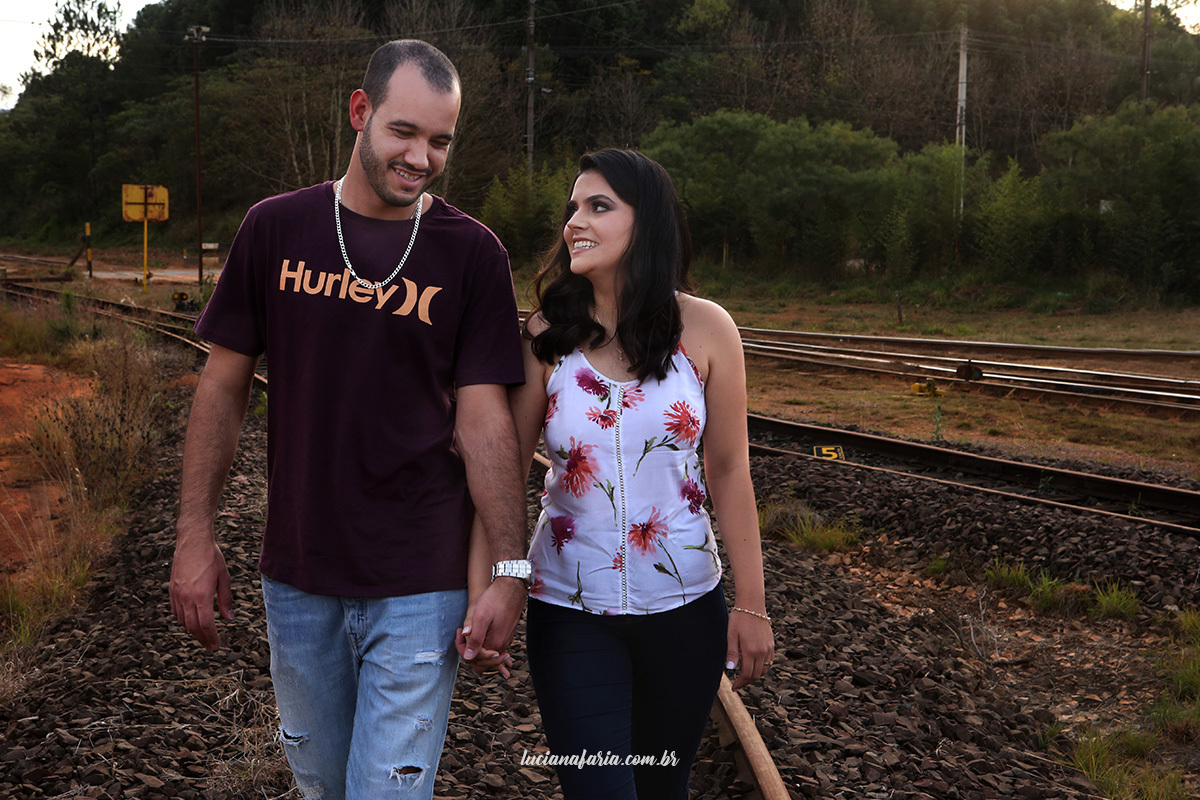 luciana faria faz registros de casal caminhando pela linha do trem  
