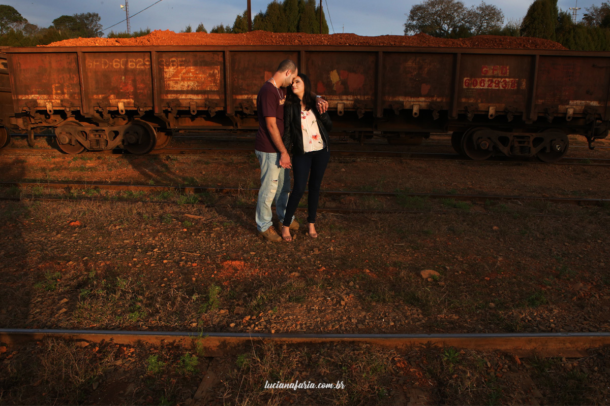 fotografia de casal em poços de caldas na linha do trem ensaio casal maravilhoso realizado pela fotógrafa luciana faria num lindo por do sol