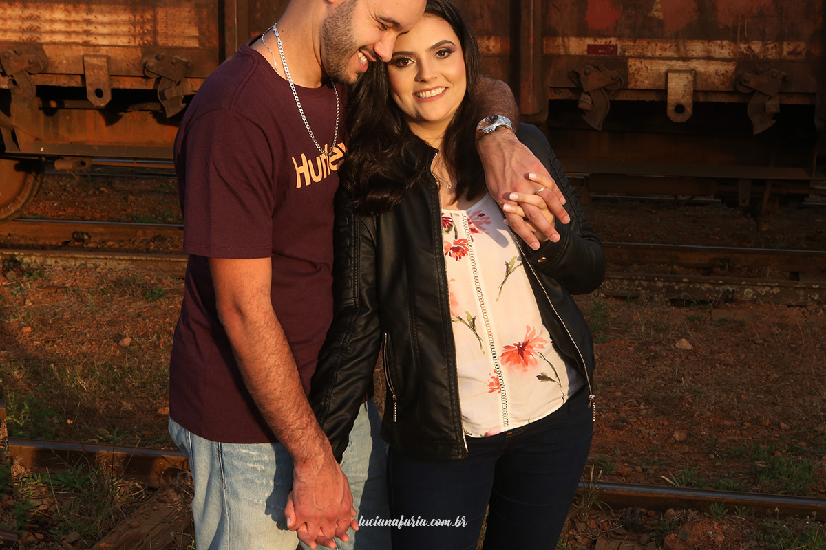 casal apaixonado ganha ensaio fotográfico com a fotógrafa luciana faria em poços de caldas fotos foram feitas na linha do trem da cidade