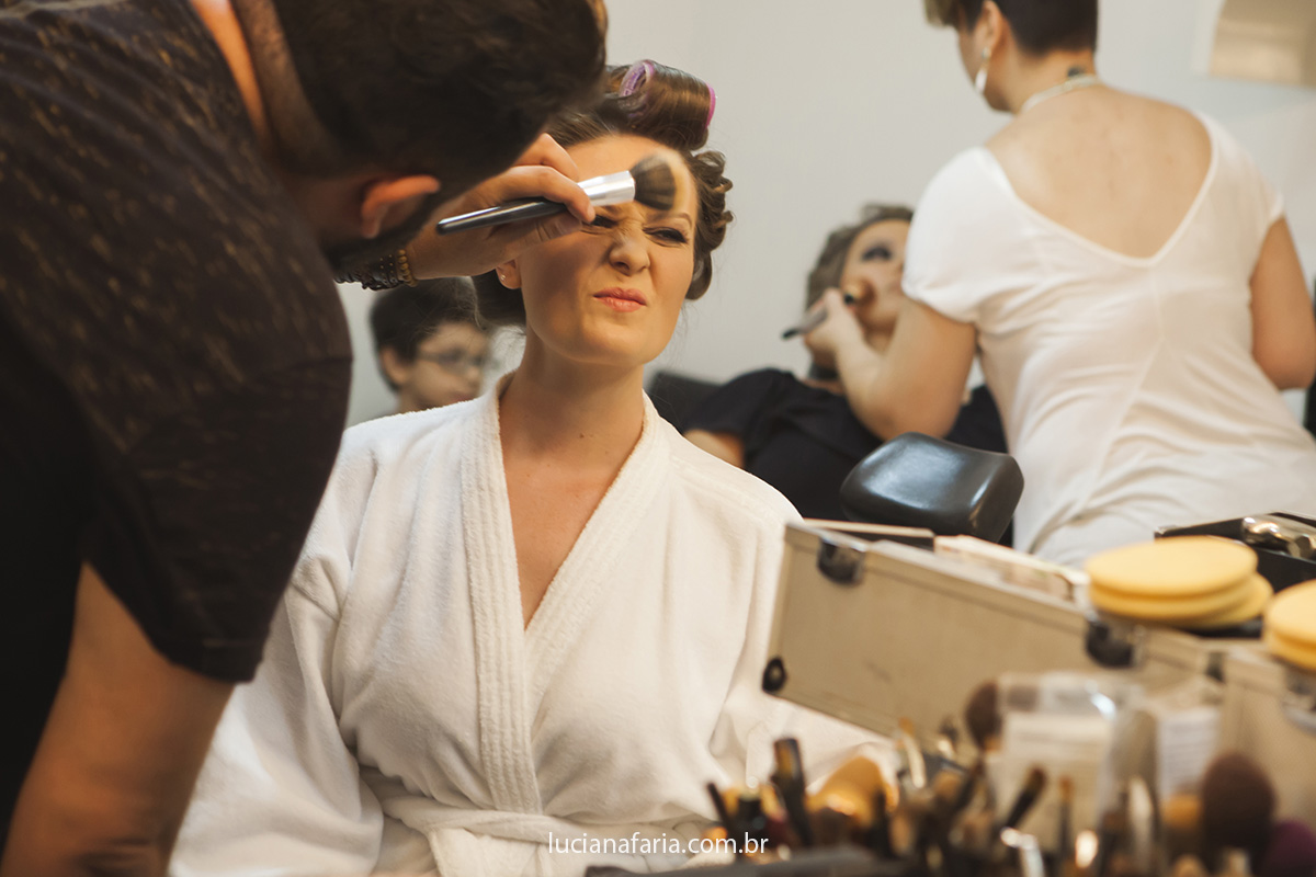 linda e maquiada a noiva de olhos azuis retrato da fotógrafa de casamento em sp luciana faria no dia da noiva