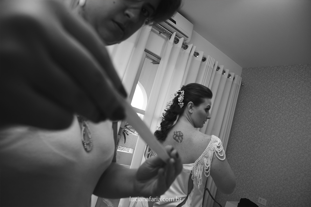 vestido de noiva com lindo decote nas costas mostrando a tatuagem da noiva luciana faria fotografa de casamento registrou o enlace