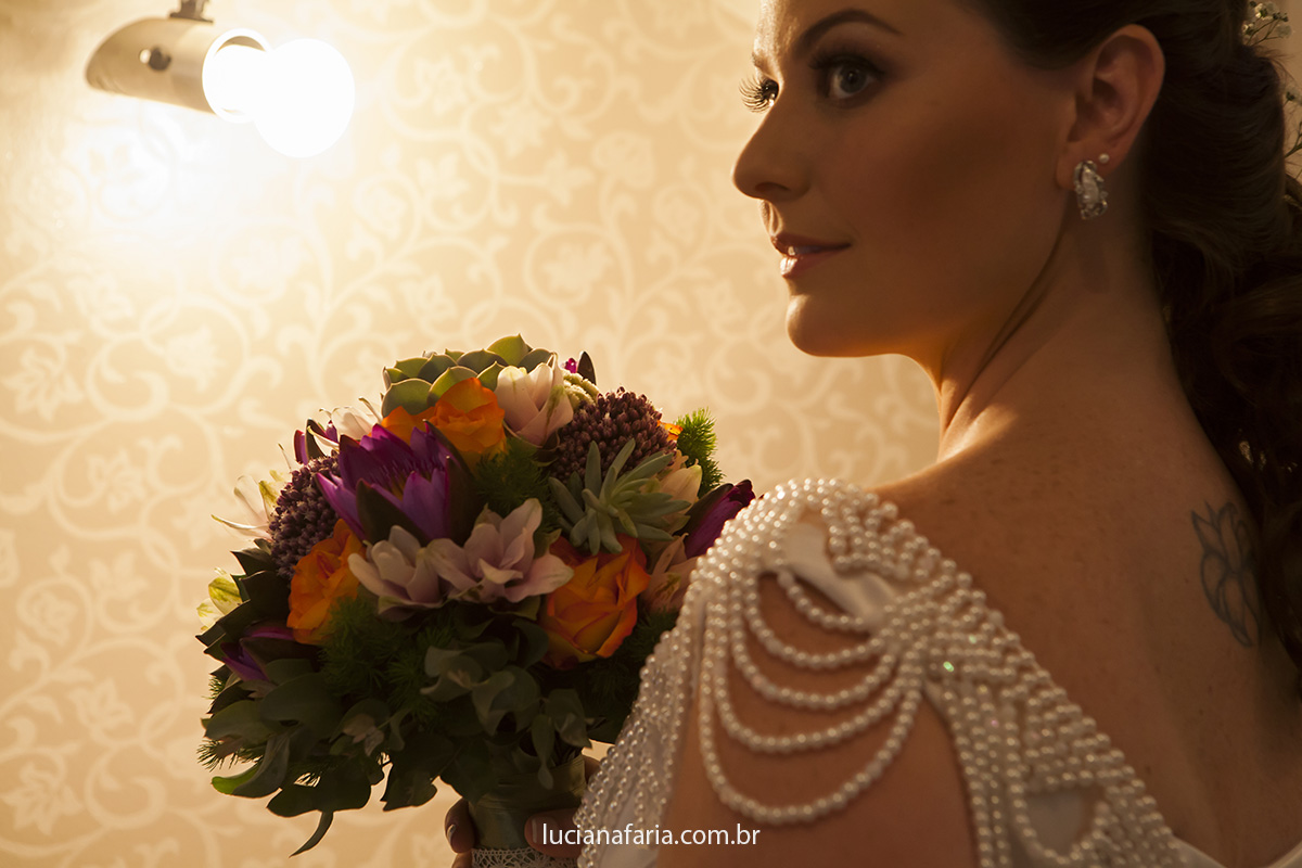 perolas no vestido da noiva destacadas na fotografia de luciana faria fotografo em juiz de fora direto para o casamento que aconteceu na fazenda capituva sp