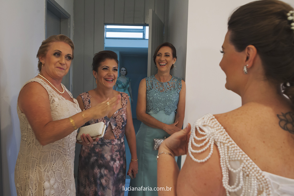 sogra da noiva e madrinhas no momento de ver a noiva pronta para o casar
