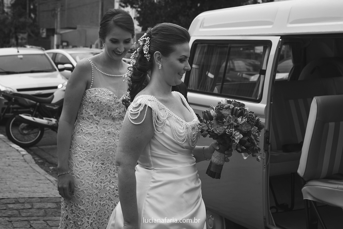 irmã da noiva segurando o vestido da noiva confeccionado pelo ateliê boutique de noiva de poços de caldas registrado pela fotografa de casamento luciana faria