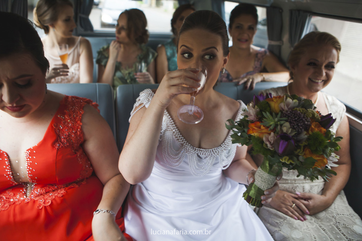 madrinhas da noiva na combe vintage em registro fotografico lindo do dia do casamento feito por luciana faria