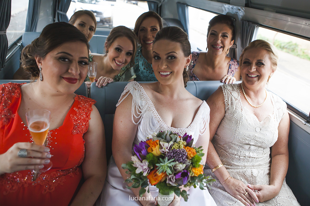 combe azul retrô levou a noiva e as madrinhas para o casamento a tarde na fazenda capituva em sp fotografado pela luciana faria fotógrafa do rj