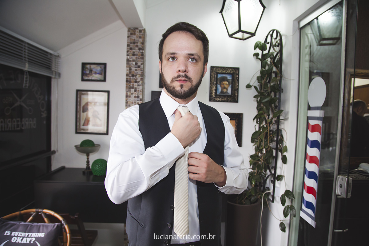 fotógrafa de casamento em poços de caldas e região registrou o dia do noivo em são paulo em fotografias descontraídas