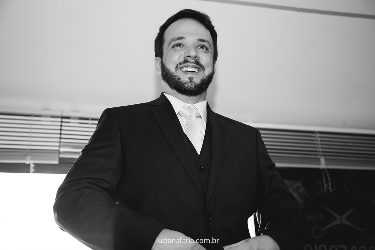 alegria do noivo pronto para casar no dia do casamento noive fez a barba em sofisticado salão especializado em dia do noivo fotografias de luciana faria