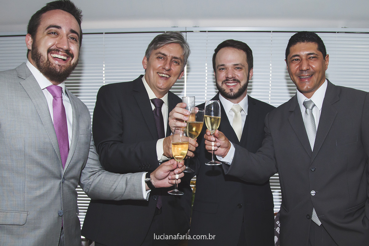 brinde do noivo com os padrinhos no making of todos prontos padrinho de gravata rosa para o casamento ao ar livre