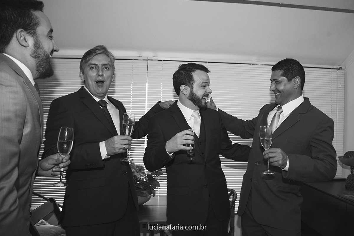 comemoração do noivo com os padrinho registro de luciana faria fotógrafa de casais em são joão da boa vista sp