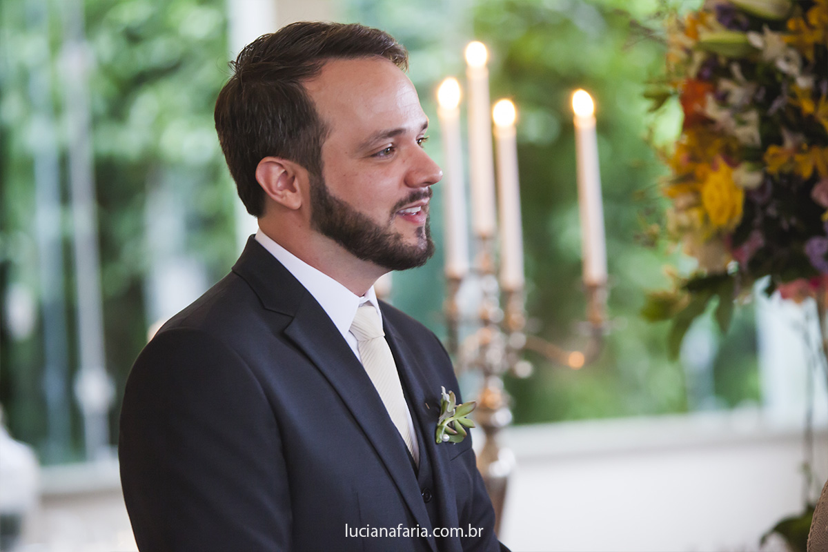 esperando a noiva noivo com lapela de suculentas e terno slim em lindo cenário na fazenda do casamento