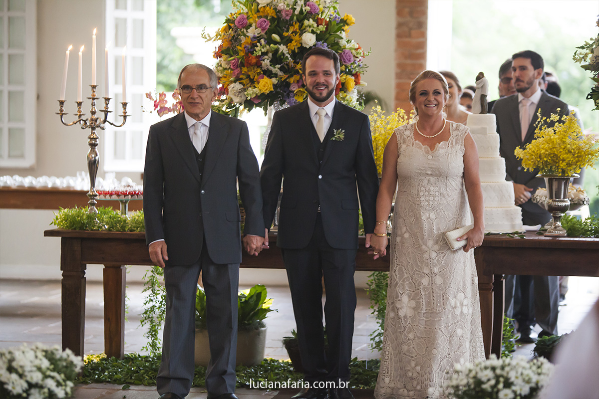 entrada do noivo no casamento de dia no salão imperial da fazenda capituva foto dos pais do noivo registro da fotógrafa luciana faria