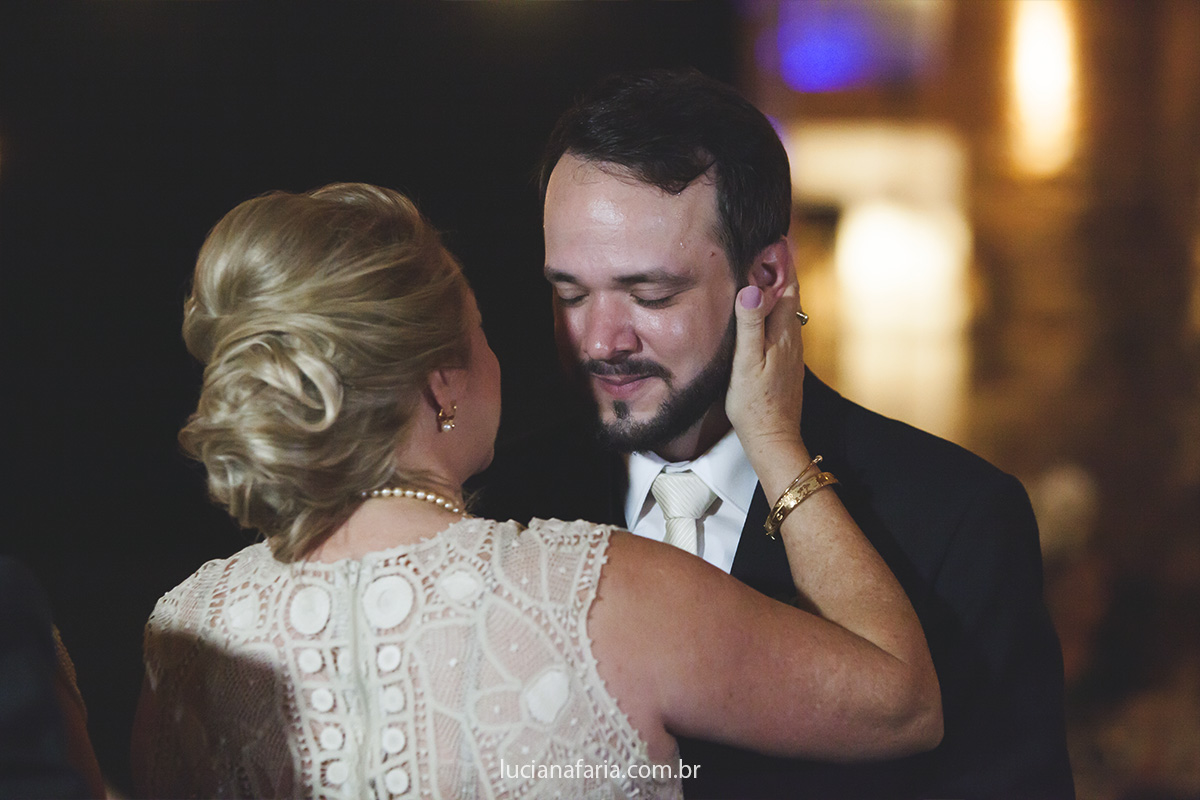 emoção da mãe do noivo  em lindo registro da fotógrafa de casamento luciana faria em são joão