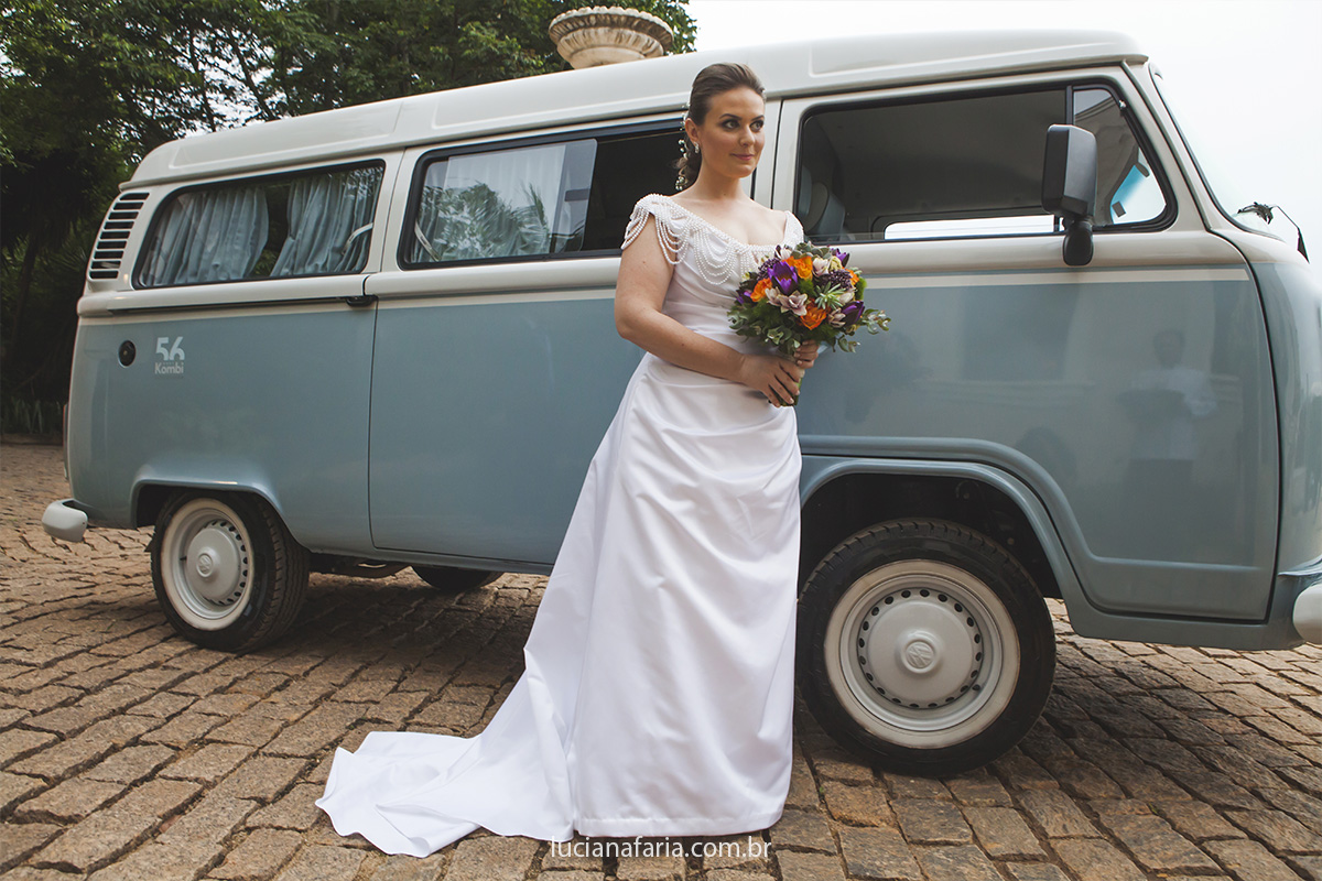 combi vintage azul maravilhosa trazendo a noiva para o casamento retrô