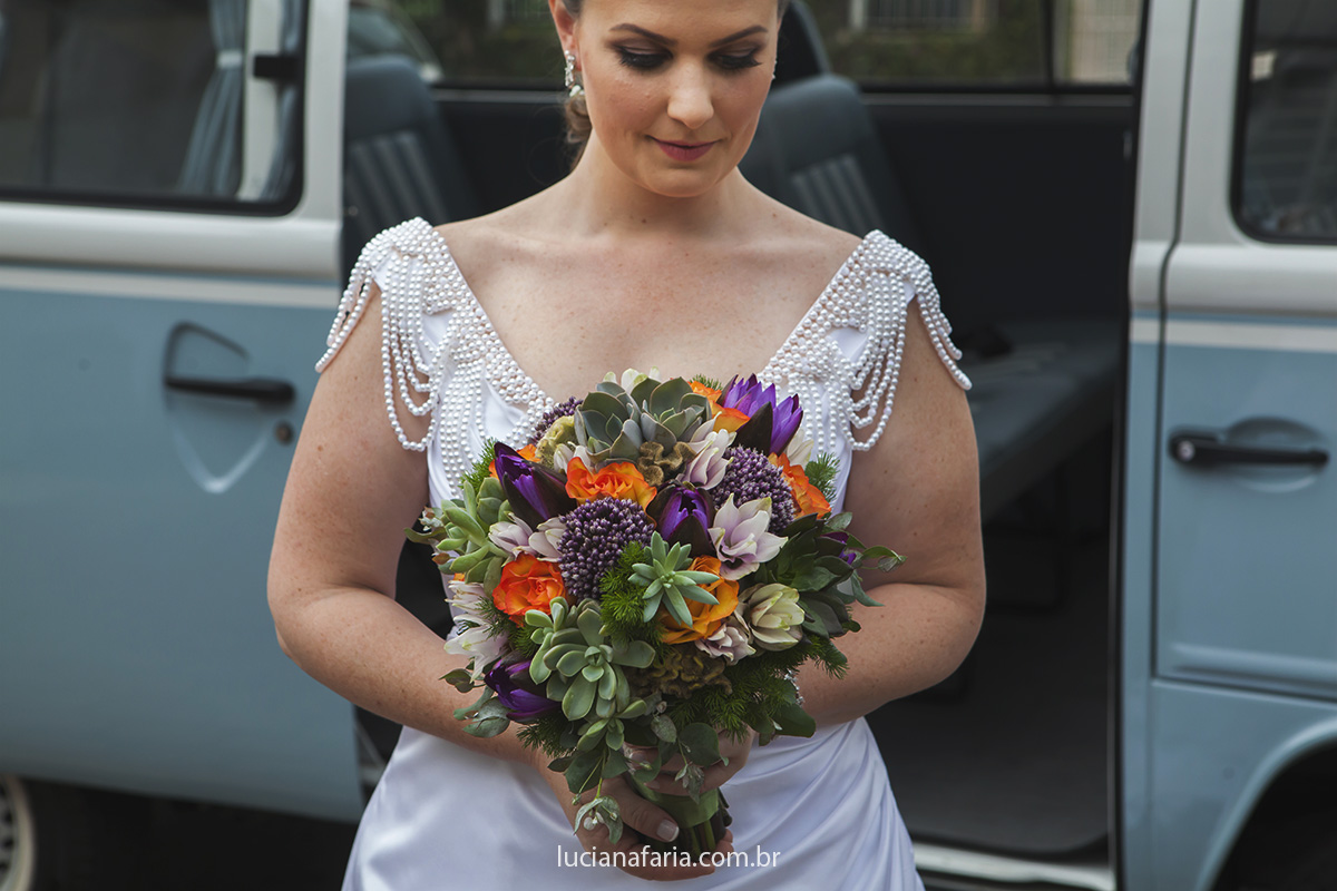 buque da noiva com flores rochas buque de suculentas e flor de lótus em foto maravilhosa casamento retrô vintage