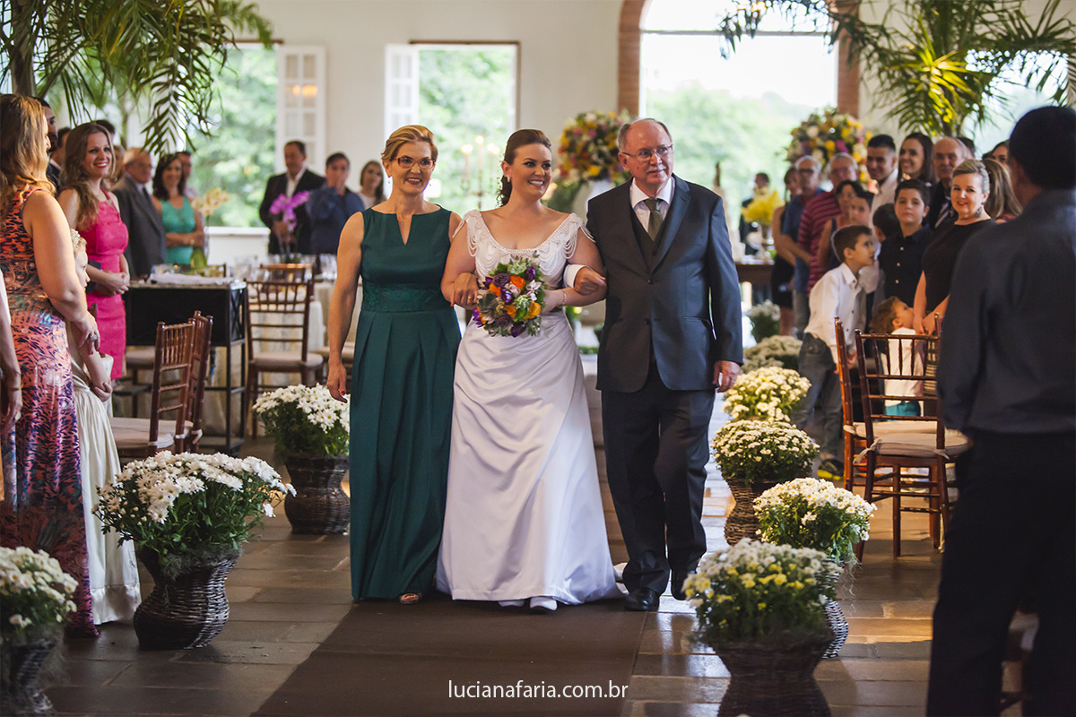 vestido da mãe da noiva entrando na cerimônia num lindo caminho de flores luciana faria