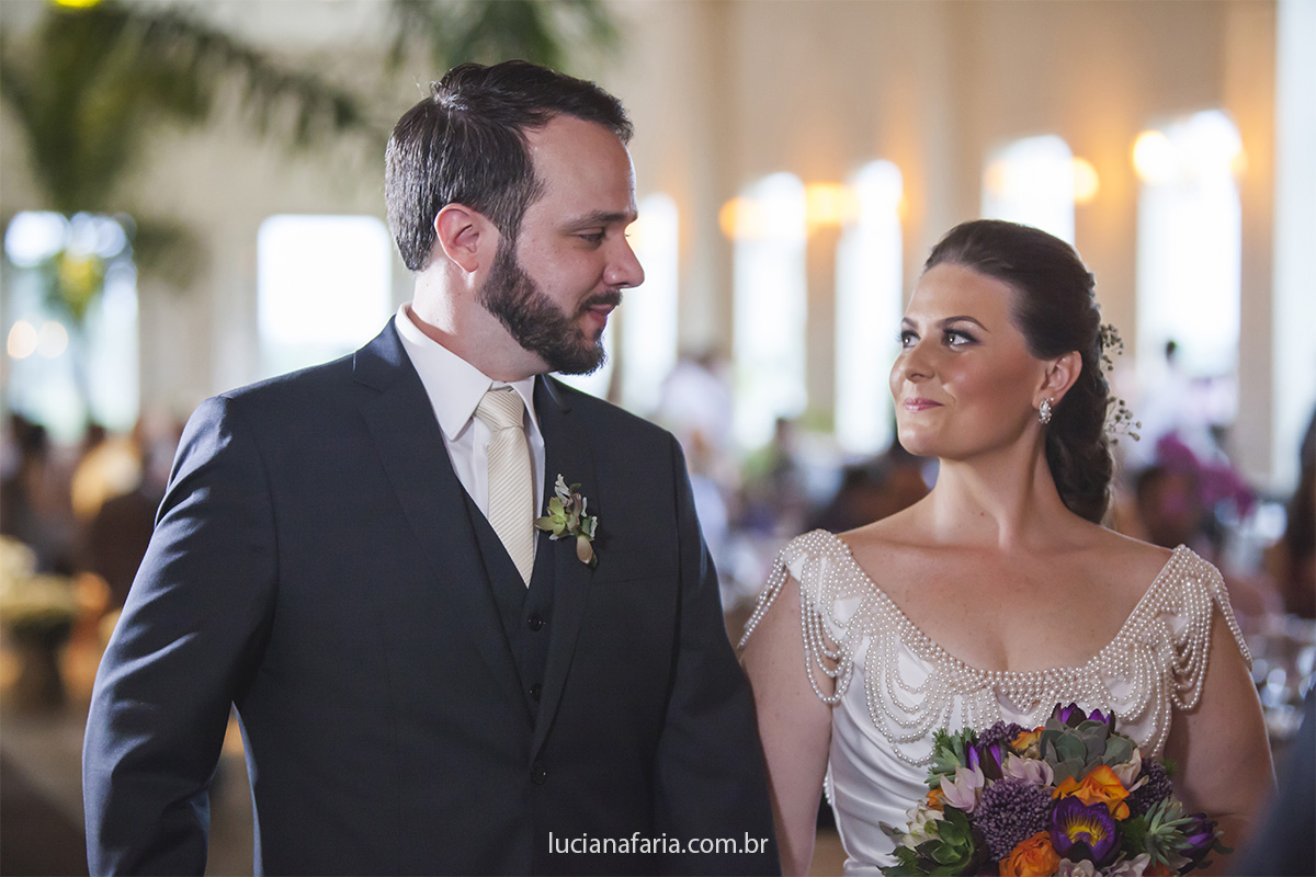 vestido bordado com perolas estilo boho chic terno do noivo com lapela de suculentas casando no salão imperial fazenda capituva registro da fotógrafa luciana faria