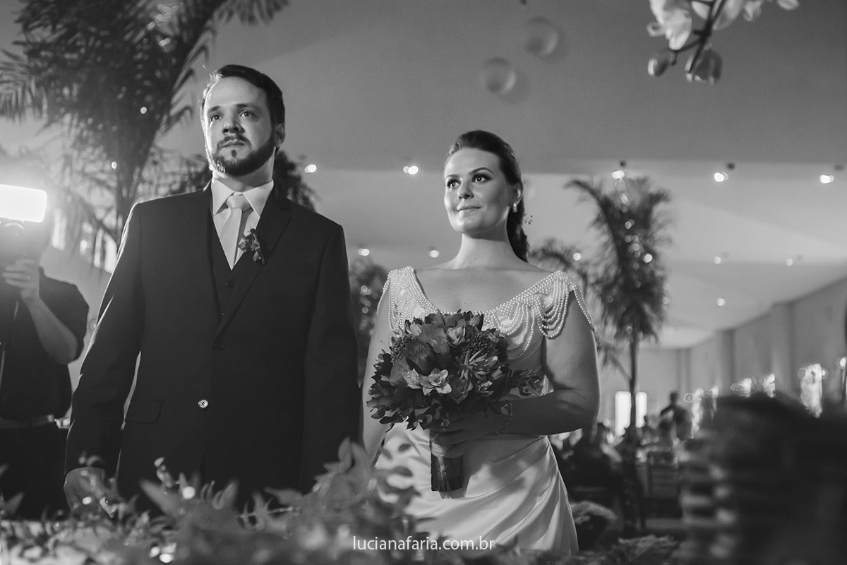 preto e branco na fotografia de luciana faria da cerimônia religiosa