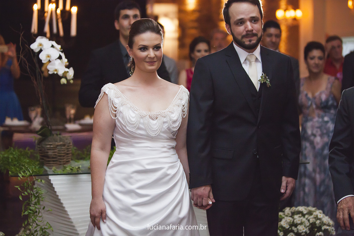 noivo chorando ao ver avó lendo alianças no casamento realizado na fazenda capituva em são joão da boa vista sp registro da fotógrafa luciana faria de minas gerais